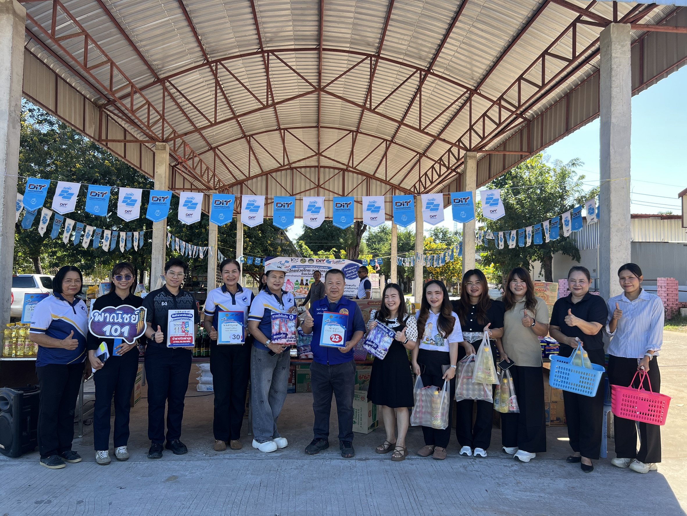 พาณิชย์จังหวัด จัดกิจกรรม จำหน่ายสินค้าราคาประหยัด “ไทยช่วยไทย ลดค่าครองชีพ“  ณ ที่ว่าการอำเภอหนองพอก จังหวัดร้อยเอ็ด (สพจ.รอ.)